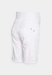 Shorts de maternidade brancos com cintura elástica suave e flexível, bolsos traseiros e detalhes de costura em contraste. Textura suave e corte até ao joelho.