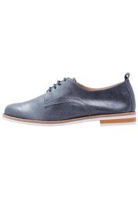 Scarpa da uomo in pelle blu perforata con finitura liscia. Presenta una punta arrotondata, design con lacci e una suola di colore chiaro a contrasto.
