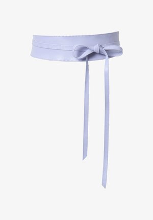 Cinturón ancho de cuero de color morado claro con una doble correa atada en un lazo, con extremos largos colgando sobre un fondo blanco.