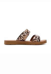 Sandalias planas marrones con dos correas anchas que presentan un patrón de serpiente negro y dorado. Suela de goma ligera para mayor comodidad y agarre.