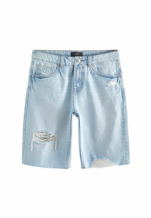 Short en denim bleu clair avec des déchirures usées sur la cuisse gauche et l'ourlet droit, cinq poches, fermeture à bouton et passants pour ceinture.
