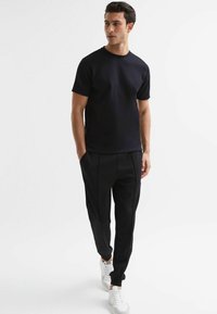 Reiss REGULAR FIT-BRADLEY INTERLOCK CREW NECK - Paprasti marškinėliai - navy