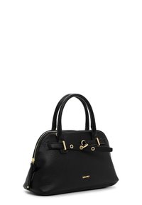 Bolso de mano de cuero negro texturizado con doble asa, herrajes dorados, cierre de cremallera y detalle decorativo de correa en la parte frontal.