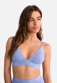 Svijetloplavi bralette s V-izrezom i širokom elastičnom trakom na kojoj je logo "NEXT". Glatka tkanina s podesivim trakama.