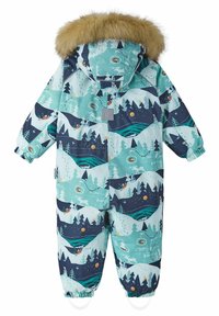 Mono de invierno en teal y azul marino, con un patrón de montañas y bosques, capucha forrada de piel sintética, puños elásticos y correas para los pies.