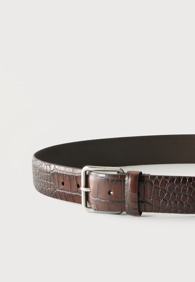 Ceinture en cuir marron avec motif crocodile et boucle argentée, présentée sur fond blanc uni.