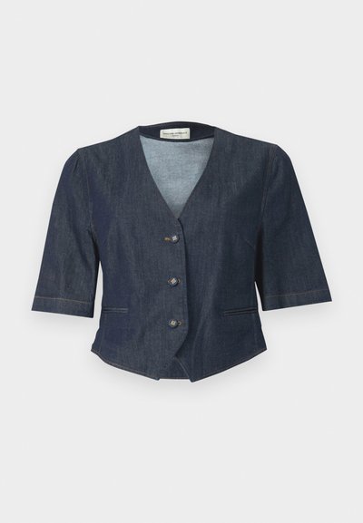 Giacca in denim scuro con maniche corte, scollo a V e cinque bottoni frontali. Presenta cuciture a contrasto e due tasche laterali.
