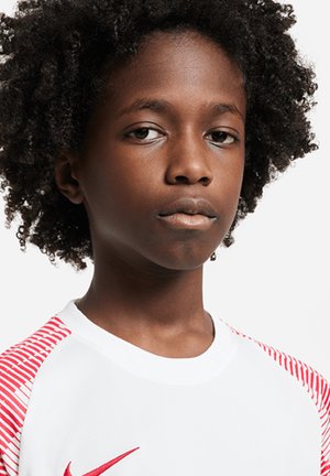 Weißes Sporttrikot mit roten gestreiften Akzenten an den Ärmeln, mit einem kleinen Logo auf der Brust. Weicher Stoff und sportliches Design.