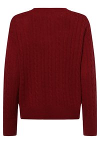 Maglione rosso lavorato a maglia con un motivo a trecce testurizzato, caratterizzato da un colletto rotondo e polsini e orlo a costine. Vista posteriore mostrata.