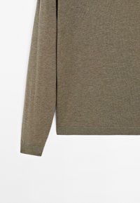 Maglione verde oliva con maniche lunghe, realizzato in morbido materiale a maglia; presenta un collo a giro e polsini e orlo a coste.