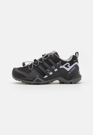 TERREX SWIFT R2 GORE-TEX HIKING - Pohodniški čevlji - core black/dough solid grey/purple tint