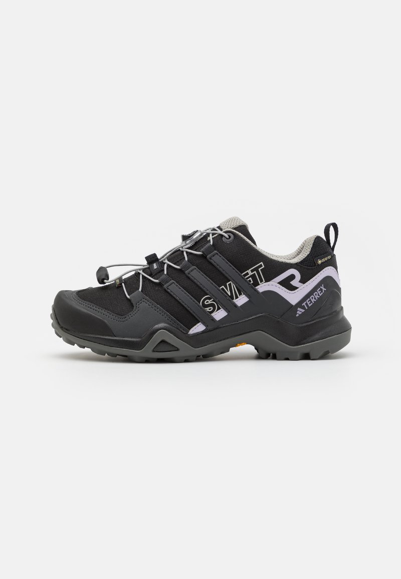 Adidas Terrex - TERREX SWIFT R2 GORE-TEX HIKING - Trekingové boty - core black/dough solid grey/purple tint, Zvětšit