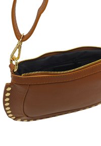 Pochette en cuir brun avec une surface texturée, fermeture éclair dorée et clous dorés le long du bord. Inclut une bandoulière amovible.