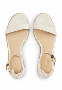 Sandali in suede beige chiaro con una larga fascia, fibbia alla caviglia e suola avvolta in juta, dotati di una soletta beige liscia.