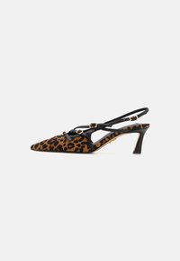 Leopardmønstrede slingback-sko med spidse tæer, sorte accenter, justerbare remme og en moderat hæl. Glat tekstur med gyldent hardware.