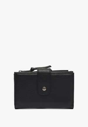 Portafoglio in finta pelle nera con finitura testurizzata, dotato di chiusura a scatto, cinturino per il polso e più slot per carte. Forma rettangolare compatta.