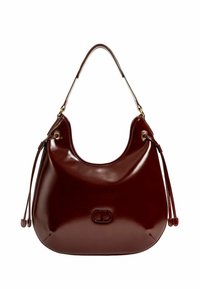 Borsa a spalla in cuoio bordeaux con una forma arrotondata, dotata di dettagli in metallo dorato, lacci e un logo centrale in rilievo.