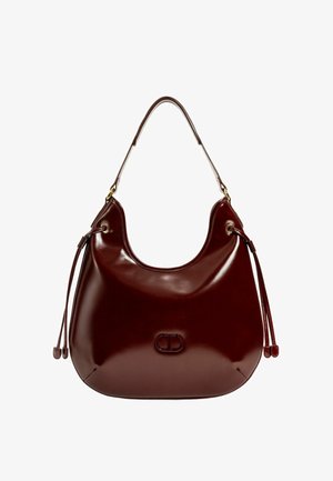 Borsa a spalla in cuoio bordeaux con una forma arrotondata, dotata di dettagli in metallo dorato, lacci e un logo centrale in rilievo.