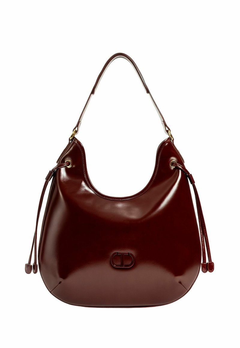 Borsa a spalla in cuoio bordeaux con una forma arrotondata, dotata di dettagli in metallo dorato, lacci e un logo centrale in rilievo.