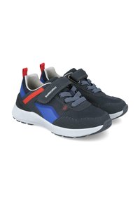 Zapatillas deportivas azul marino con paneles de malla gris y azul, acentos rojos, una correa de gancho y bucle, y una suela blanca acolchada.