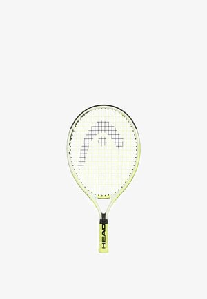 Tennisracket met een wit en zwart snaarpatroon, ronde kop, en een heldere gele frame. Het handvat heeft het merkteken in het zwart.
