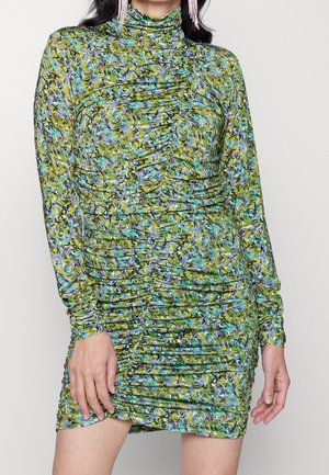 Robe mini à manches longues, froncée, avec un motif floral vert, bleu et violet. Design à col montant et tissu extensible avec une finition texturée.