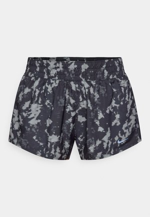 Shorts de sport en tie-dye noir et gris avec une taille élastique et un petit logo Nike bleu en bas à droite.