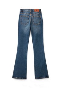 Jeans de mezclilla azul acampanados con una cintura de altura media, dos bolsillos traseros y una etiqueta de marca de cuero marrón en la parte trasera de la cintura.