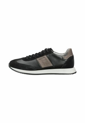 Schwarzer Herrensneaker mit grauem Wildlederstreifen, weißer Sohle und Schnürverschluss, Seitenansicht auf weißem Hintergrund.