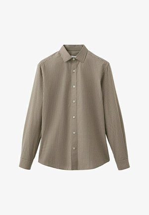 Košile s dlouhým rukávem na knoflíky s malým hnědo-béžovým kostkovaným vzorem a klasickým límečkem, zobrazena na bílém pozadí.