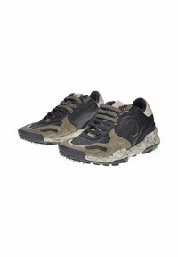 Sneaker nere e verde oliva con pannelli in suede e pelle testurizzati, dettagli perforati, suola spessa e decorata, e lacci rotondi.