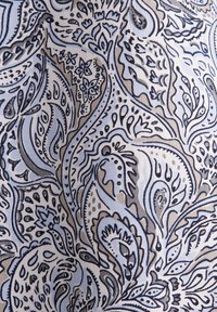 Lichte stof met een ingewikkeld paisleypatroon in blauwe en beige tinten. Bevat draaiende vormen, bloemenaccenten en fijne lijndetails.