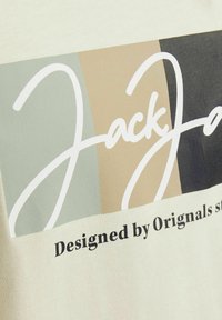 Jack & Jones RUNDHALS - Camiseta estampada - buttercream