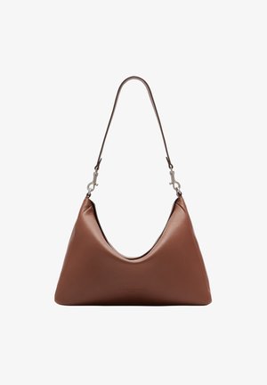 Borsa a tracolla in pelle marrone con forma triangolare, texture morbida e una sola maniglia. Presenta dettagli metallici e un logo discreto.