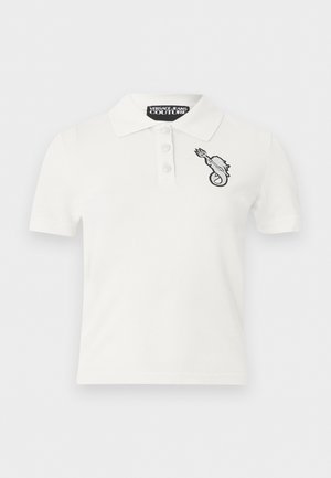 Polo blanco de manga corta con tres botones, etiqueta de Versace Jeans Couture en el interior del cuello y un logo bordado negro en el pecho.