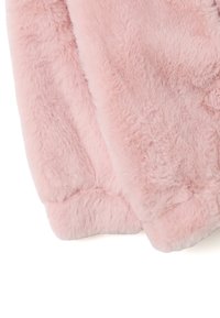 Tela de piel sintética suave y rosa claro con textura mullida. Presenta un borde redondeado y una apariencia gruesa y acogedora, adecuada para ropa exterior o mantas.