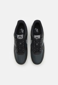 Nike Sportswear AIR FORCE 1 07 LV8 - Tenisky - black/smoke grey