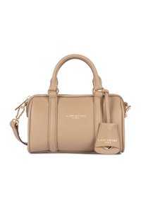 Borsa a tracolla in pelle color cuoio con due manici superiori, accessori in oro, chiusura con cerniera e tracolla removibile. Presenta un logo impresso e un'etichetta decorativa.