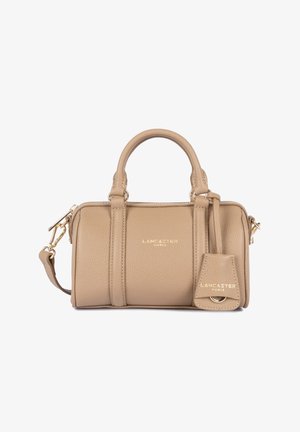 Borsa a tracolla in pelle color cuoio con due manici superiori, accessori in oro, chiusura con cerniera e tracolla removibile. Presenta un logo impresso e un'etichetta decorativa.