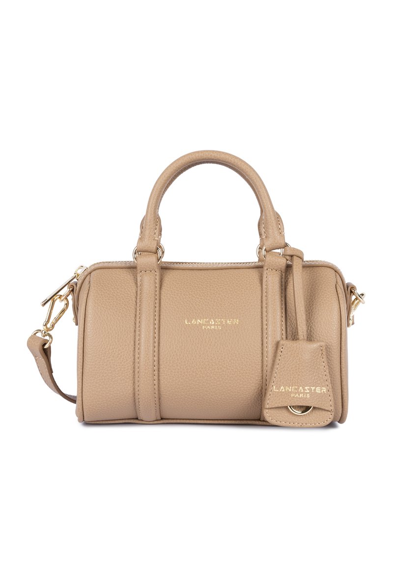 Borsa a tracolla in pelle color cuoio con due manici superiori, accessori in oro, chiusura con cerniera e tracolla removibile. Presenta un logo impresso e un'etichetta decorativa.