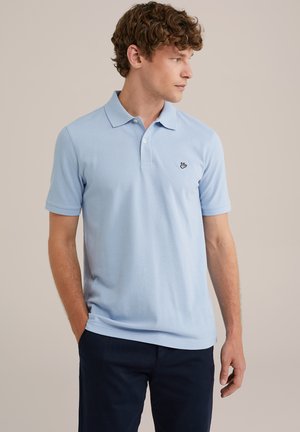 Svijetloplavi polo majica kratkih rukava s dugmetima. Ima mali crni logotip na prsima. Izrađena je od pletenog materijala.