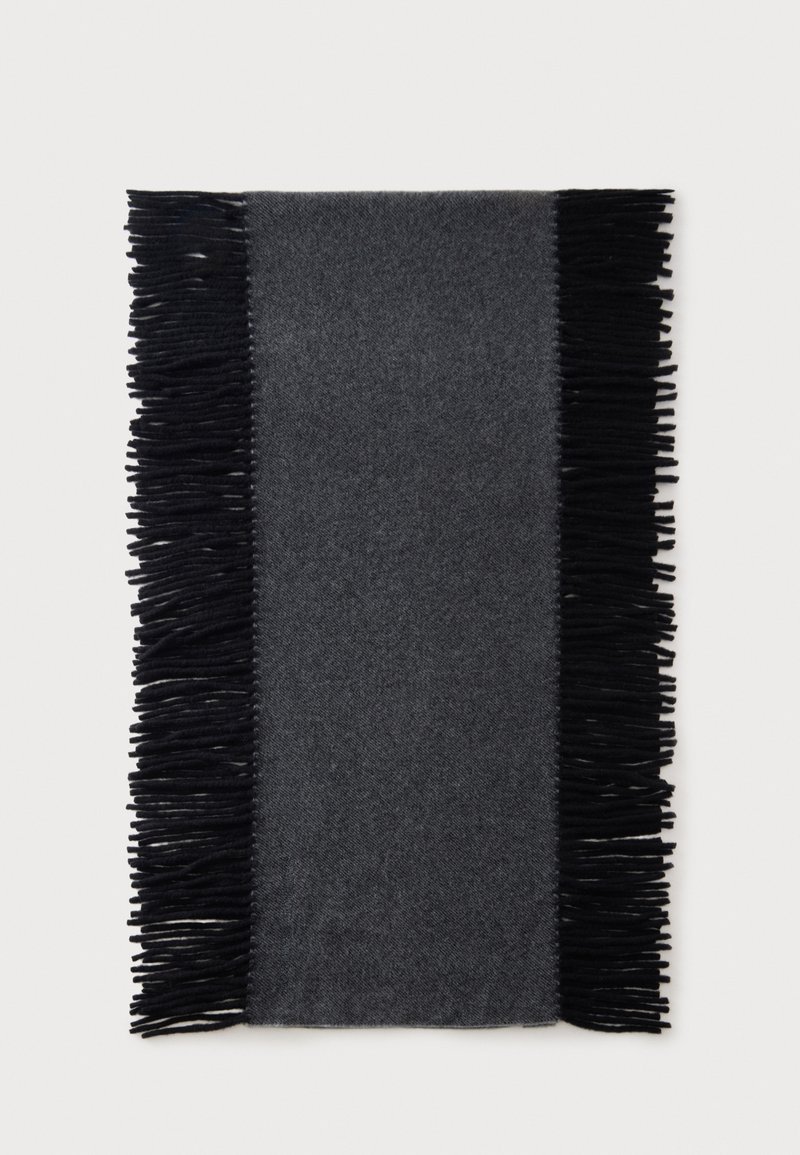 Écharpe rectangulaire gris foncé avec de longues franges noires sur les deux bords courts, posée à plat sur un fond clair.