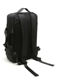 Mochila negra con forma rectangular, hecha de tela texturizada, con correas de hombro acolchadas y un asa en la parte superior para llevarla.