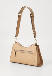 Borsa a tracolla in pelle beige testurizzata con hardware in tono dorato, una tasca con zip sulla parte frontale e una tracolla staccabile e regolabile.