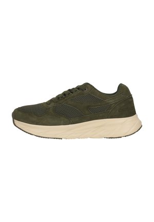 Basket en daim et mesh vert olive avec semelle beige épaisse, fermeture à lacets à l’avant et col de cheville bas, vue de côté droit.