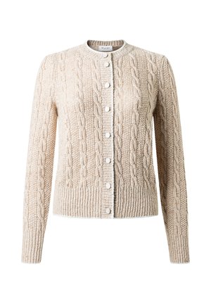 Beige kabelstrikket cardigan med lange ærmer, rund halsudskæring og hvide knapper ned foran.