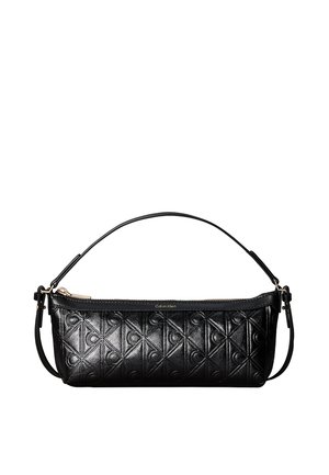 Sort læder Calvin Klein skuldertaske med præget geometrisk mønster og gyldent lynlås på toppen, med kort håndtag og aftagelig rem.