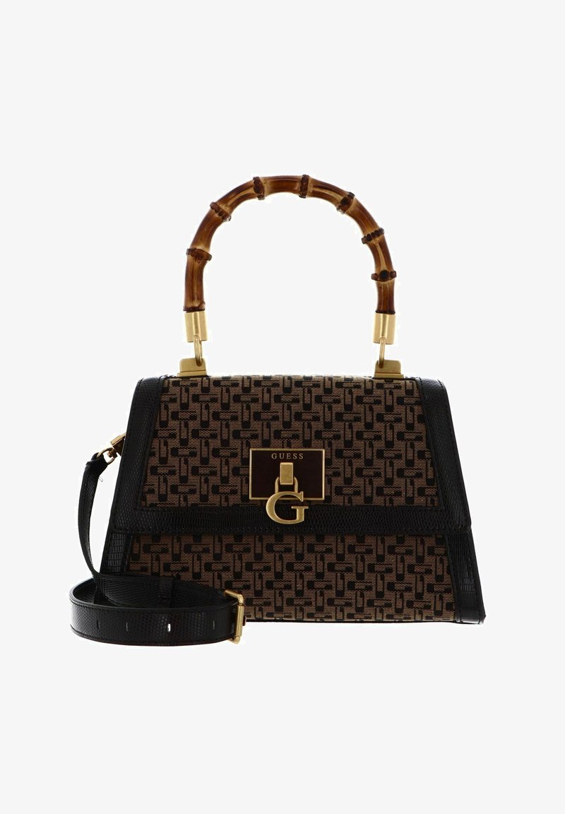 Sac Guess à motif marron et noir avec une poignée supérieure de style bambou, des accessoires en or et une bandoulière noire amovible.