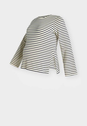 Haut à manches longues crème avec des rayures bleu marine, doté d'un col rond et de fentes latérales pour une coupe décontractée. La texture du tissu semble douce.