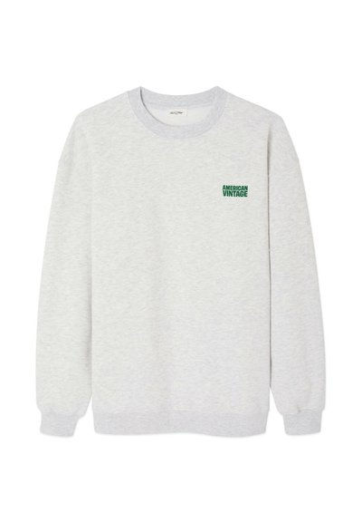 Sweatshirt gris clair en tissu doux, avec un col et des poignets côtelés. Il arbore un logo vert "AMERICAN VINTAGE" sur la poitrine.